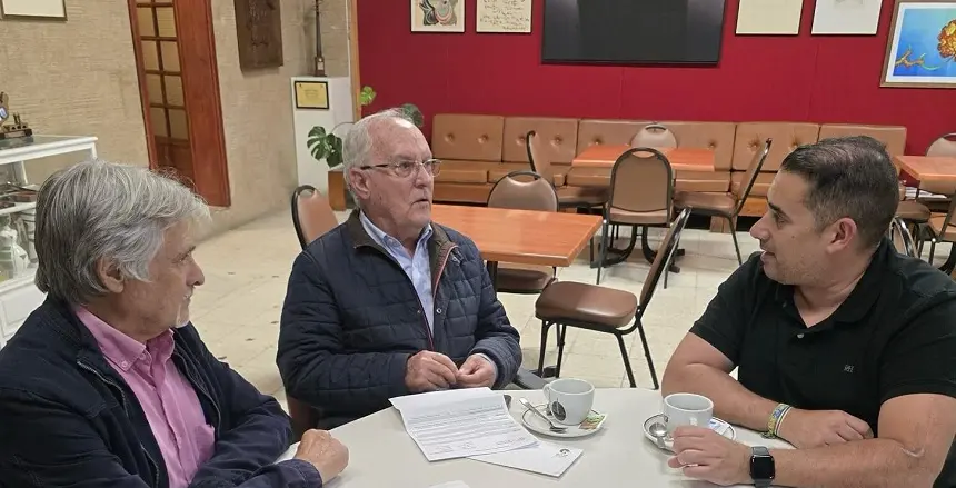 Domingo Delgado charla junto a Servando Pérez y Yoné Caraballo