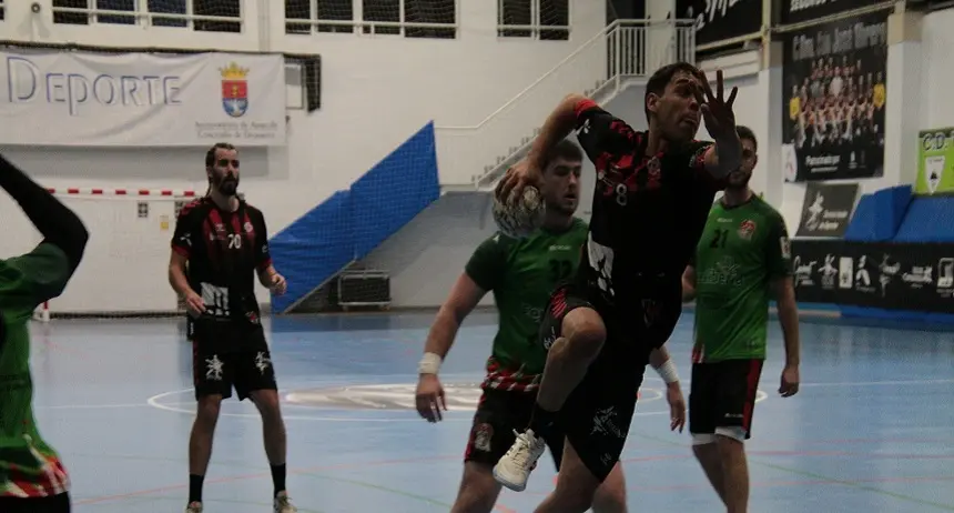 Acoidán Martín realizando un lanzamiento ante el Fertiberia Puerto Sagunto.