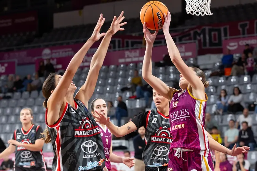 Jugadoras del Magec Tías intentando defender un lanzamiento de la jugadora del Robles Lleida.