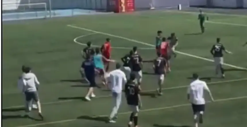 Imagen de la pelea vivida este fin de semana entre jugadores y aficionados.