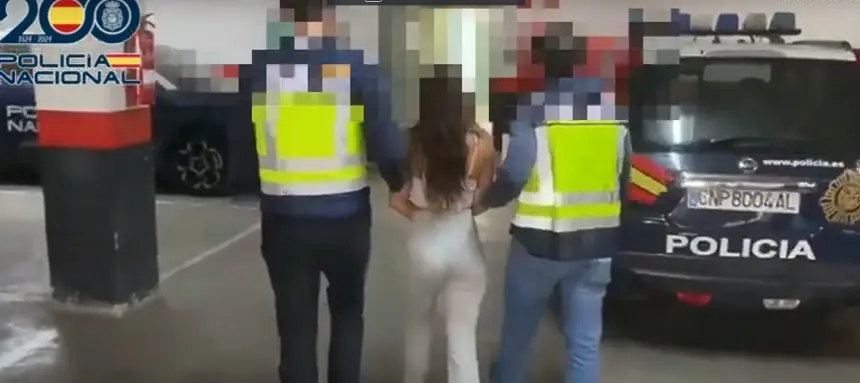 Imagen de la captura del video en el que se produce el traslado de la detenida. 
