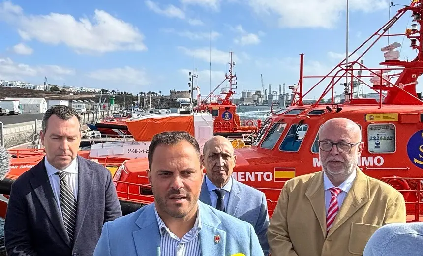 El alcalde de Arrecife, Yonathan de León, hoy en Puerto de Naos, centro de desvíos de las pateras que arriban a las costas orientales de Canarias
