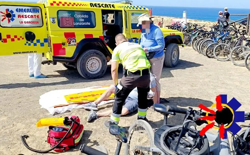 Los voluntarios de EMERLÁN atendiendo al ciclista accidentado.