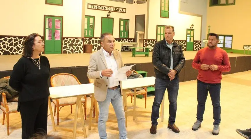 Jesús Machín con Domingo Cejas explicando a los vecinos la iniciativa