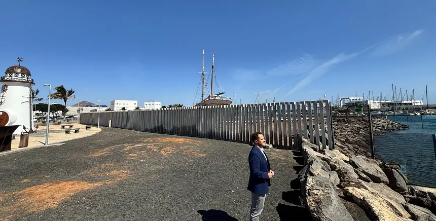 En la imagen el muro de hormigón que será retirado, y el vallado de seguridad nuevo, al fondo