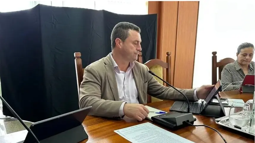 Óscar Noda durante un pleno en el Cabildo de Lanzarote. 