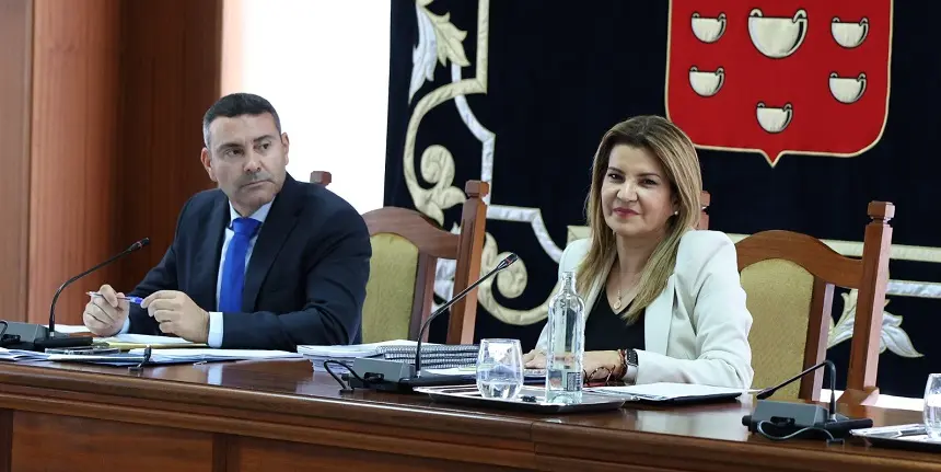 Oswaldo Betancort con María Jesús Tovar este jueves durante el pleno que se ha celebrado en el Cabildo de Lanzarote.