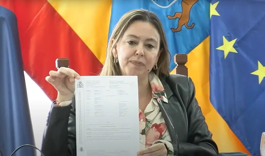 María Dolores Corujo mostrando un autojudicial durante el pleno del Cabildo.