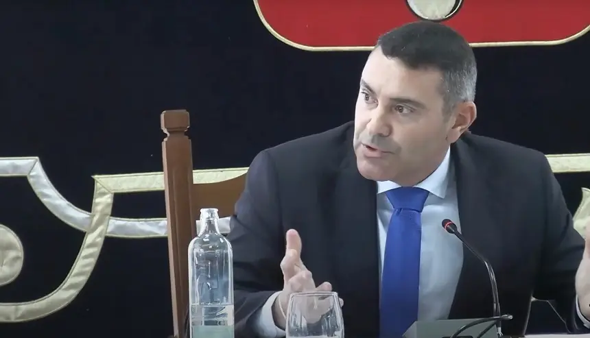 Oswaldo Betancort respondiendo a la pregunta sobre Jacobo Medina.
