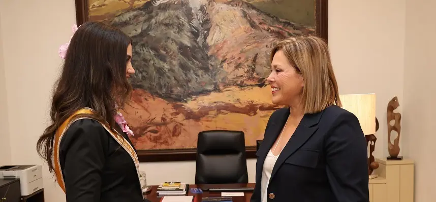 Astrid Pérez junto a la Reina del Hogar Canario Venezolano