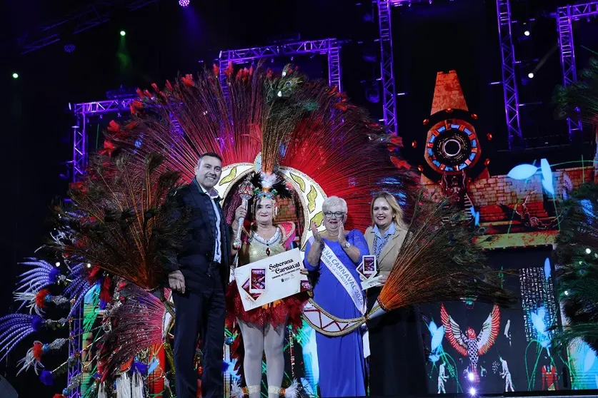 Oswaldo Betancort y Nori Machín junto a la Soberana del Carnaval 2025.