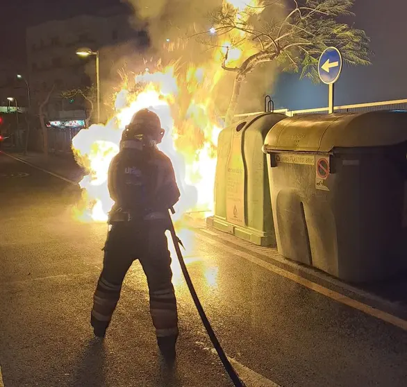 Imagen del momento en el que tuvo que actuar uno de los bomberos