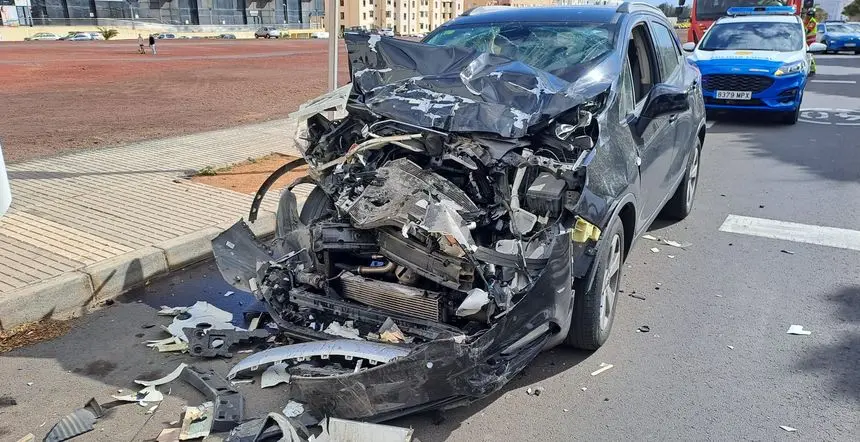 El coche quedó totalmente destrozado por la parte delantera