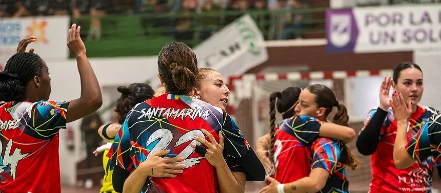 Jugadoras del Zonzamas en el pabellón de San Bartolomé.