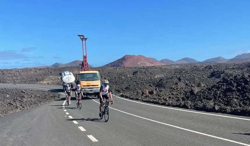 Imagen de ciclistas por la zona que está cerrada al rodaje de cualquier vehículo no autorizado.