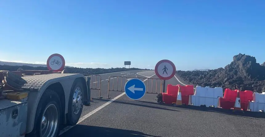 Cartel en el que se ve claramente la prohibición de acceso a la zona para los ciclistas.