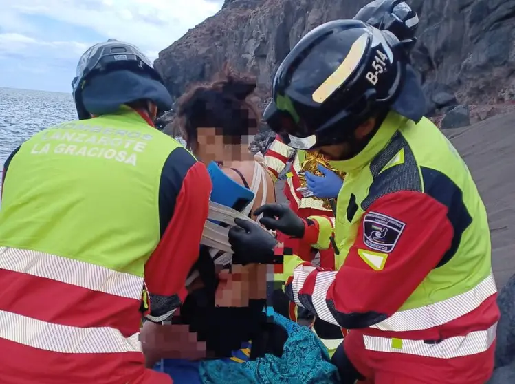 La mujer herida en el momento de la asistencia de los bomberos