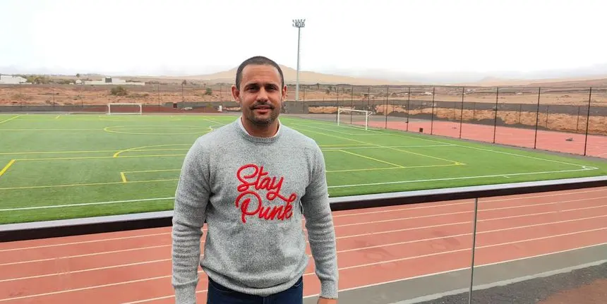 Alejandro Ramírez en el campo de fútbol de Costa Teguise