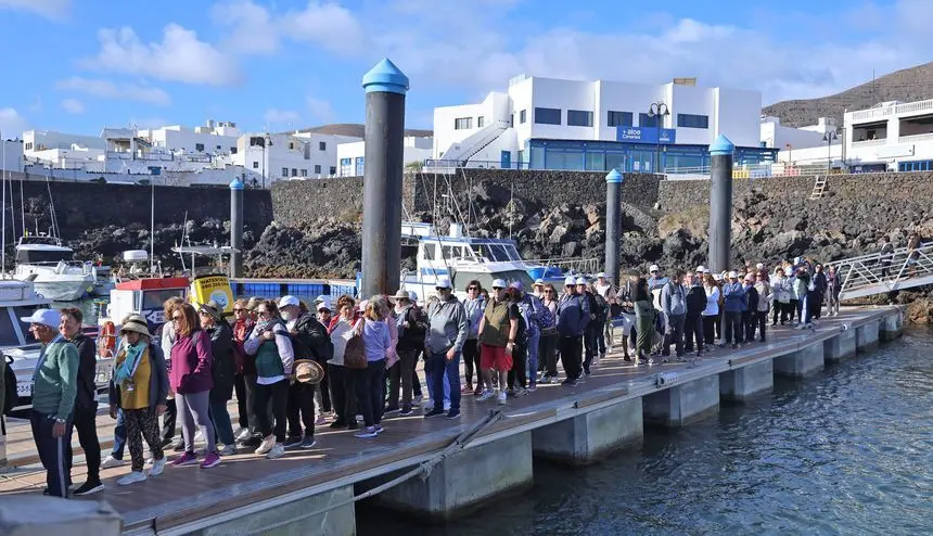 Los mayores en el muelle para coger el barco