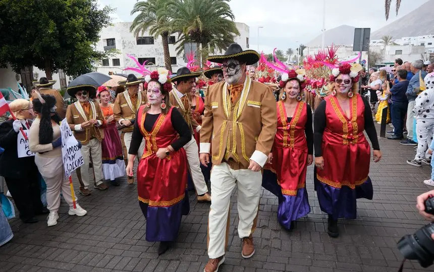 El alcalde y su equipo de gobierno disfrutando del Carnaval a pesar del mal tiempo