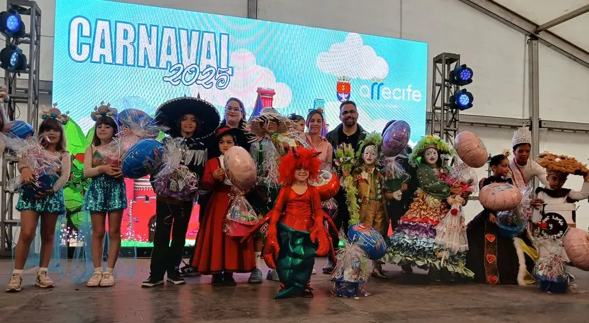 El concejal de Festejos, Echedey Eugenio, estuvo con los niños disfrutando de una mañana pasada por agua