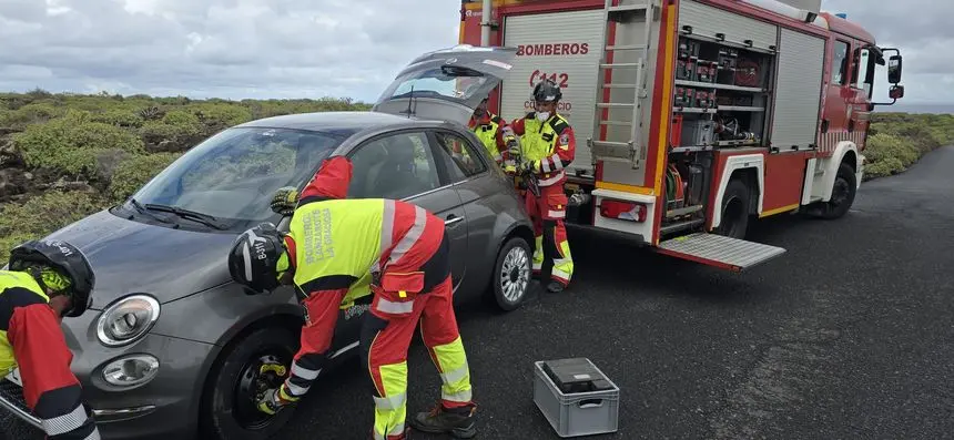 Los bomberos del Consorcio de Lanzarote controlando la situación del vehículo
