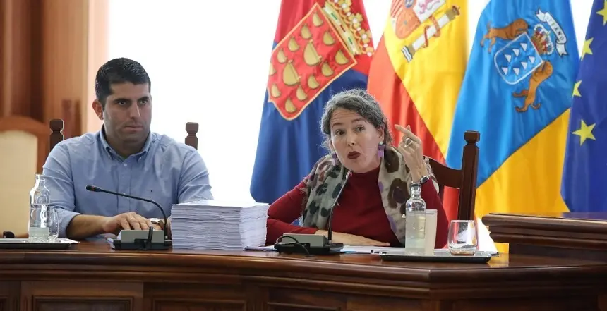 Benjamín Perdomo y Ariagona González durante el último pleno celebrado en el Cabildo.