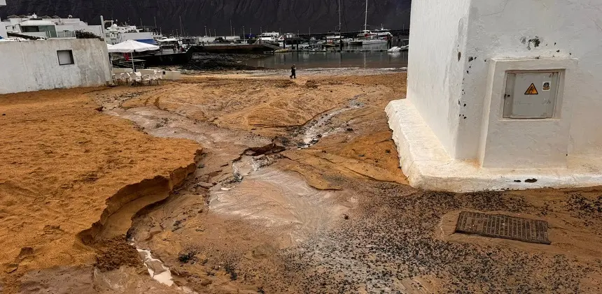 Calles de La Graciosa tras las precipitaciones sufridas este martes.