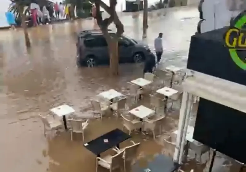 Imagen de una de las avenidas de Puerto del Carmen totalmente inundada.