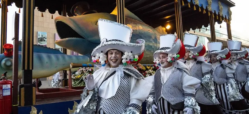 Imagen de la sardina y el pejín con los integrantes de la murga ganadora del Carnaval. 