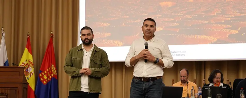 Oswaldo Betancort y Jesús Machín Tavio en la presentación del borrador del PIOT al sector primario.