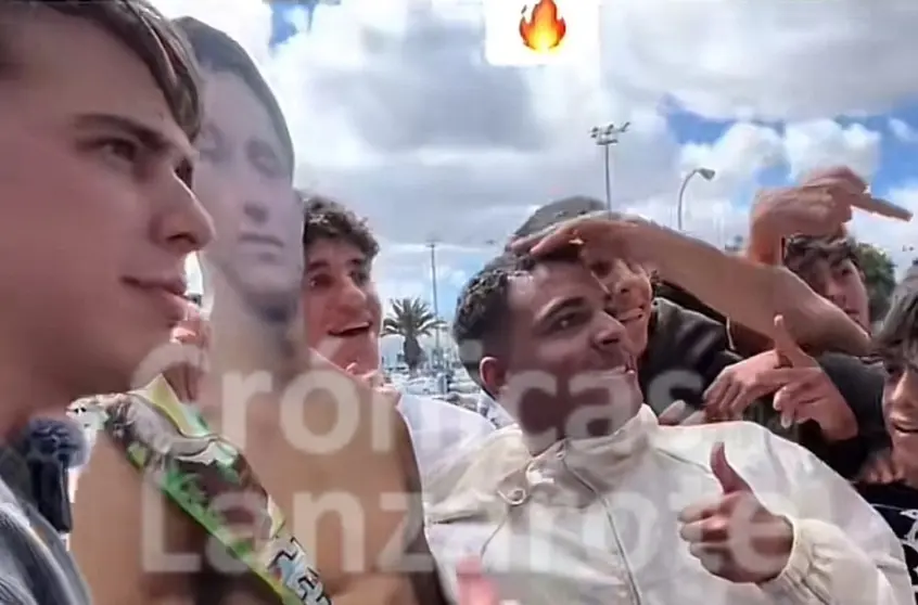 Los influencers Erra y Juan Beato rodeados de cientos de jóvenes en los exteriores del Open Mall.
