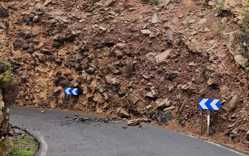 Imagen de este sábado de las rocas en la carretera