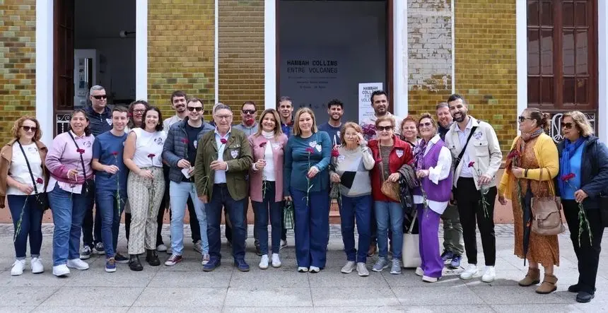 Los integrantes del PP este sábado por la mañana en la puerta del Cabildo Viejo, en Arrecife