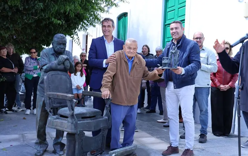 El presidente del Cabildo con el homenajeado y el alcalde de Haría