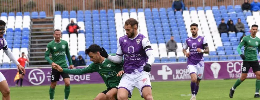 Imagen de una de las jugadas del duro encuentro