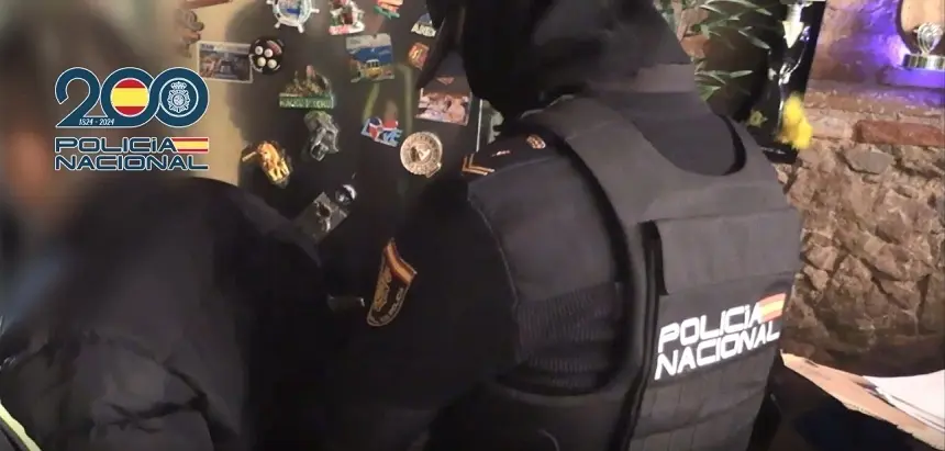 Agente de la Policía Nacional realizando una detención durante la operación para desarticular la operación contra una red de prostitución.