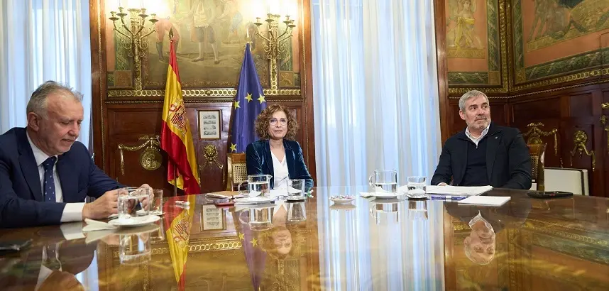 Fernando Clavijo junto al ministro Torres y la vicepresidenta Montero.