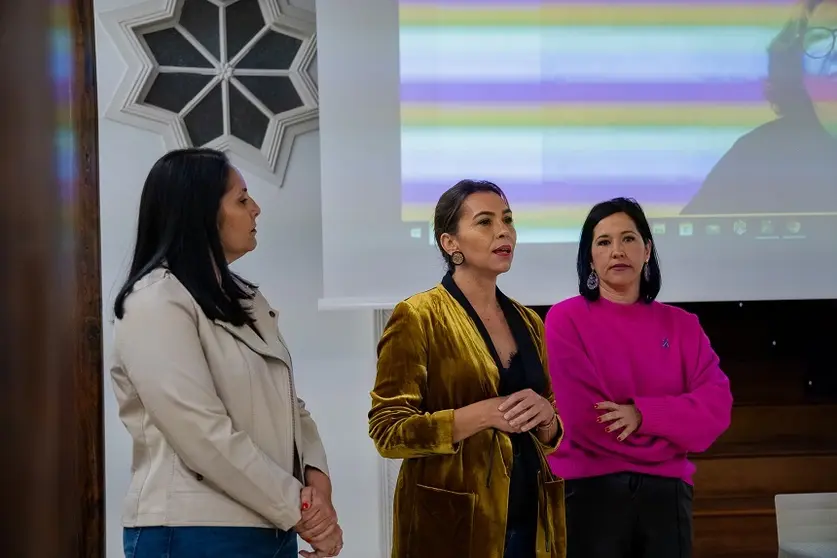 Maite Corujo junto a Abigail González y Cathaysa Suárez.
