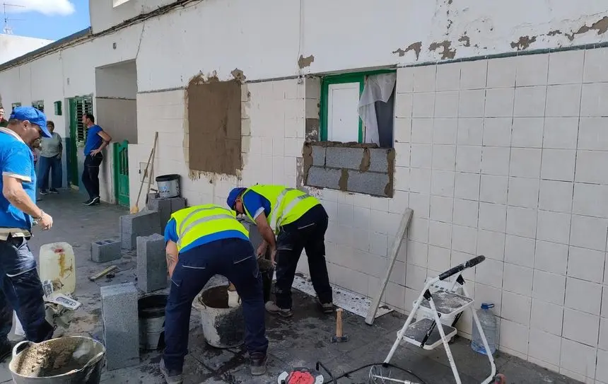 Los trabajadores del Ayuntamiento tapiando el inmueble