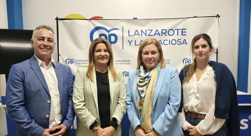 Astrid Pérez este lunes con el nuevo equipo que dirigirá el PP en Lanzarote