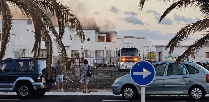 Imagen de la polémica parcela de entrada a Costa Teguise en una de las ocasiones en las que han tenido que actuar los bomberos y el SUC por un incidente dentro. 