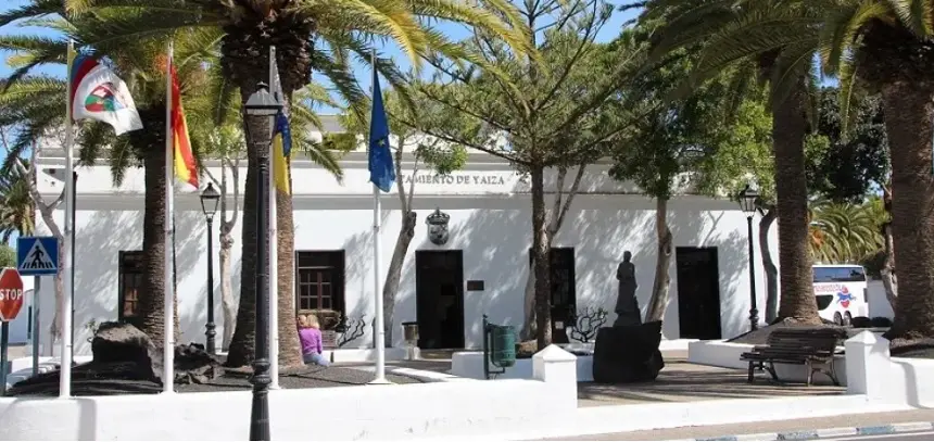 Imagen de la fachada del Ayuntamiento de Yaiza. 