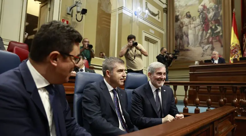 El presidente del Gobierno canario junto a su vicepresidente y a su consejero de Obras Públicas.