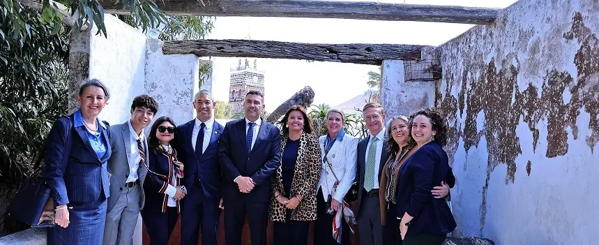 Oswaldo Betancort y Olivia Duque junto a la delegación de San Antonio en la visita a la Casa Torres en Teguise