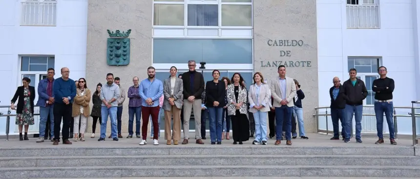 Minuto de silencio en el Cabildo de Lanzarote por las víctimas del 11M.