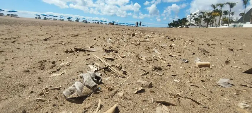 Imagen captada por los nacionalistas de la suciedad que se acumula en la Playa Grande.