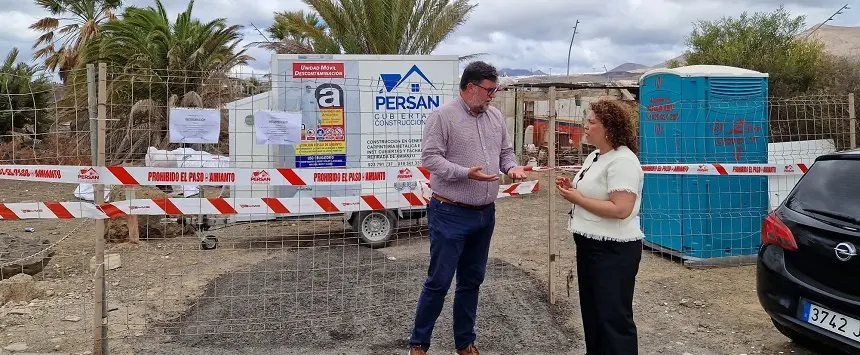 El alcalde Isidro Pérez y la concejala Marlene Romero en el terreno de las actuaciones de demolición+