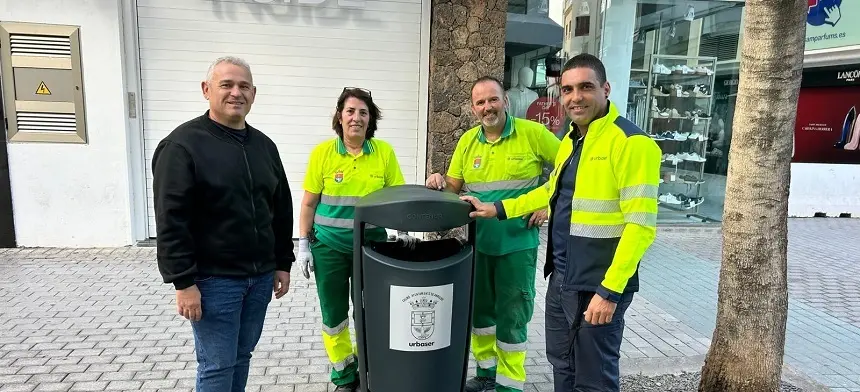 Jacobo Lemes junto a los operarios durante la instalación de las nuevas papeleras.