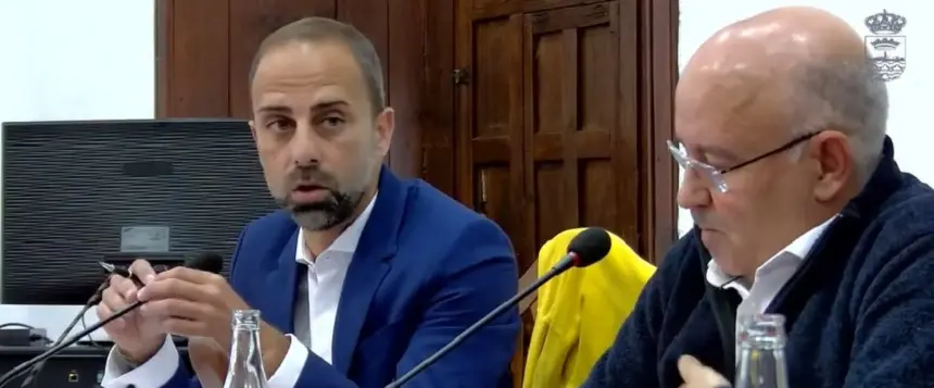 Jonas Álvarez junto a Fernando Jiménez, componentes del grupo mixto del Ayuntamiento de Teguise.